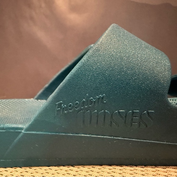 Freedom Moses Slides in Ink - Two Band Slides - 9/10 (EU 39/40) - Picture 6 of 7